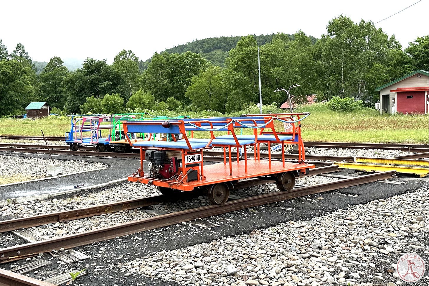 乗車するトロッコ