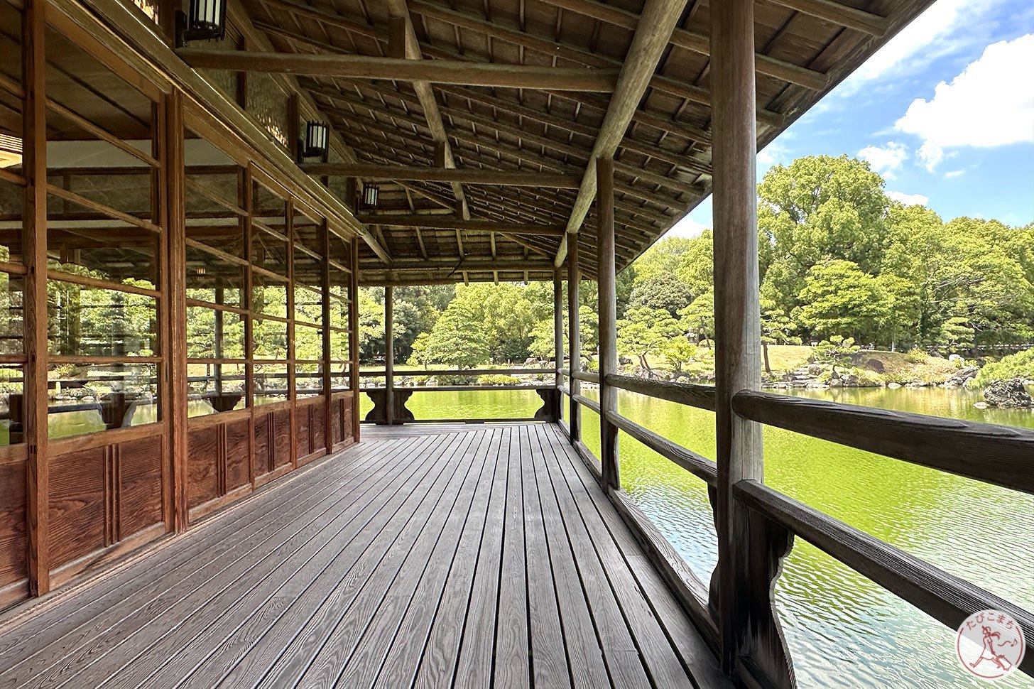 水上に浮かぶ茶室からの眺め