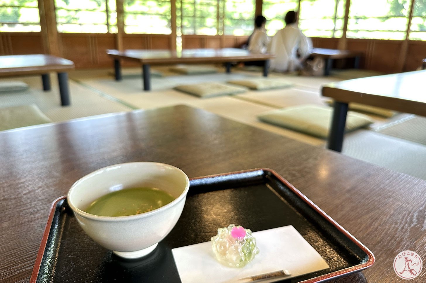 水上に浮かぶ茶室の和菓子と抹茶